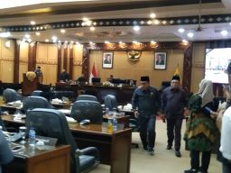 Bupati Sidoarjo Minta Maaf di Sidang Paripurna, Anggota Dewan Mala Interupsi dan Susul Menyusul Walk Out
