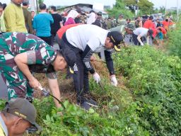 Bupati Sidoarjo Ajak Warga Jaga Kebersihan Sungai, Ingatkan Jangan Buang Sampah Sembarangan di Pinggir Jalan Raya