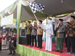 Berangkatkan Pawai Santri Bersholawat 1 Muharram 1447 H Semangat Keberkahan, Wabup Sidoarjo Disambati Insentif Guru TPQ