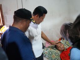 Kunjungi Atlet Sepakbola Putri Cidera, Bupati Sidoarjo Jamin Biaya Medis Pengobatan Sekaligus Renovasi Rumah Naila Putri