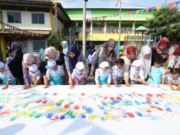 Serunya Cap 5 Jari Komitmen Dukungan Kolaborasi Sekolah dan Orangtua Siswa KB TK Al Muslim Saat MPLS 2025