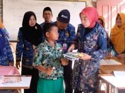 Pastikan Sarana Prasarana Memadai, Bunda PAUD Kunjungi SDN Sawohan 2 dan SMP Satu Atap di Kampung Pesisir Sidoarjo