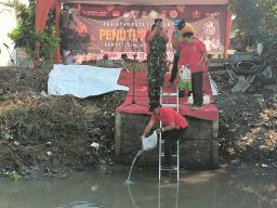 Tutup MPLS, SMK YPM 8 Sidoarjo Kerahkan Ratusan Siswa Baru Bersihkan Sungai Tabur Benih Ikan 17.750 Ekor