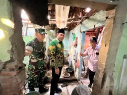 Janji Perbaiki Rumah Milik Warga Miskin, Bupati Sidoarjo Sidak 3 Rumah Tidak Layak Huni di Sidoarjo dan Porong