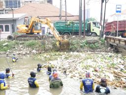 Ajak DLHK Pasang Jaring Tiap Desa, Dinas PUBM dan SDA Sidoarjo Klaim Rutin Bersihkan Sungai Kanal Porong