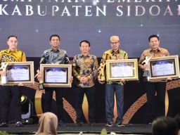 Terima Penghargaan Media Lokal, Bupati dan Ketua DPRD Sidoarjo Dinobatkan Sebagai Tokoh Pembangunan dan Aspiratif