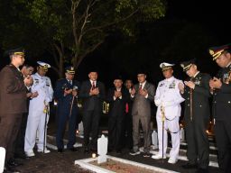 Beri Penghargaan Pahlawan Pendahulu, Bupati Sidoarjo Apel Kehormatan Saat Renungan Suci di TMP Kusuma Bangsa