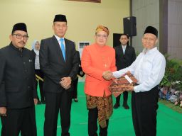 Kakanwil Ditjenpas Jatim Serahkan Remisi Umum 17 Agustus Sekaligus Dasawarsa Bagi Puluhan Ribu Warga Binaan