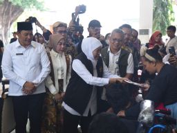 Diserahkan Gubernur dan Bupati, Warga Miskin Sampai Relawan Sidoarjo Terima Bansos Pemprov Jatim Sebesar Rp 4,9 Miliar
