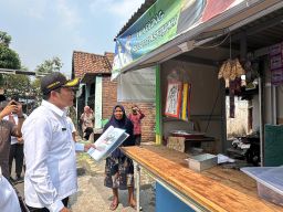 Sidak Bedah Warung Rakyat di Kletek Taman, Bupati Sidoarjo Janji Anggaran Dinaikkan Tahun Depan