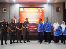 Diserahkan Kajari, Perumda Delta Tirta Terima Uang Pengembalian Barang Bukti Korupsi Pasang Baru Senilai Rp 1,8 Miliar