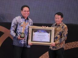 Sukses Kembangkan Produk Lokal Menasional, Pemilik Bandell Lighting Ir Sugiono Raih Penghargaan Media Regional Jatim