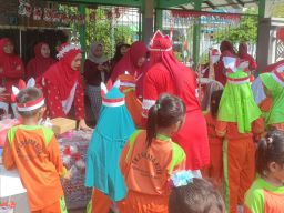 Rayakan HUT RI ke 80, TK Cahaya Kita Sidoarjo Gelar Jalan Sehat Hingga Bazar Produk Mamin Sehat UMKM