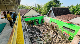 Atap Bangunan PAUD dan TK di Geneng Ambruk, 34 Murid Selamat