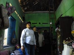 Bupati Sidoarjo Janji Segera Renovasi 2 RTLH Milik Warga Miskin di Tarik dengan Dana Rp 20 Sampai Rp 30 Juta Per Unit