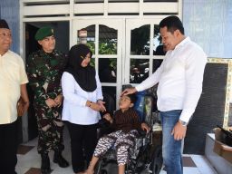 Menengok Kepedulian Bupati Sidoarjo Saat Blusukan Serahkan Kursi Roda untuk Tiga Warga Krian dan Tarik