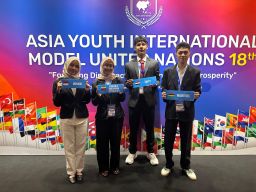 Belajar Negosiasi, SMA Al Muslim Sidoarjo Kembali Kirim Empat Siswa Delegasinya ke AYIMUN 18 Malaysia