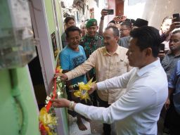 Wujud Nyata Gotong - Royong Sejahterakan Warga Miskin, Bupati Sidoarjo Serahkan Kunci Renovasi RTLH di Sidokumpul