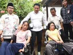 Bupati Sidoarjo Serahkan Bantuan 2 Kursi Roda Sekaligus untuk Kakak Beradik yang Lumpuh Sejak Kecil