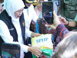 Gubernur Jatim Bersama Wabup Sidoarjo Cek Pasar Murah di Taman, Pastikan Stok dan Kelancaran Distribusi Aman
