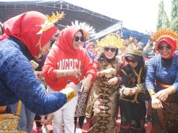 Wabup Sidoarjo Dukung Kreativitas Warga Bligo, Grogol dan Sidokerto Jaga Warisan Leluhur Budaya Saat Karnaval HUT RI