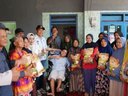 Bupati Sidoarjo Serahkan Bantuan Kursi Roda Bagi 3 Penyandang Disabilitas di Buduran