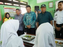 Sidak Dapur Makan Bergizi Gratis di Tarik, Bupati Sidoarjo Tekankan SOP, Pemenuhan Gizi dan Pemberdayaan Ekonomi Lokal