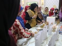 Berharap Pasar Produk Meluas, Ibu-Ibu Pegiat UMKM Asal Geluran Taman Ngadu ke Wabup Sidoarjo