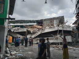 Bangunan Ponpes Al Khoziny Buduran Ambruk, Puluhan Santri Dievakuasi Mobil Ambulance ke Rumah Sakit