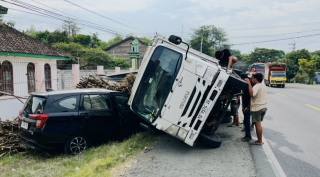 Ugal-Ugalan, Truk Muat 7 Ton Tebu Terguling Timpa Mobil di Ngawi