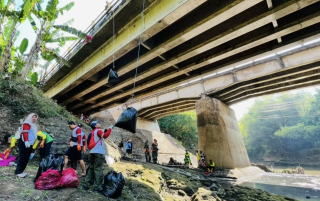 World Cleanup Day, DLH Ngawi Bersama Relawan dan TNI-Polri Bersihkan Sampah di Sungai