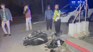 Vario Tabrak Truk Belok Masuk Gang di Ngawi, Warga Blora Tewas