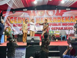 Wujudkan Janji Politik, Zakaria Dimas Serahkan Bantuan Tenda dan Kursi untuk Fasilitas Sosial Warga Sepanjang Taman