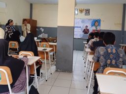 Dongkrak Kreativitas Belajar Siswa SMA Ibnu Sina Malang, Tim Penmas UWKS Dorong Pemanfaatan Aplikasi Canva AI