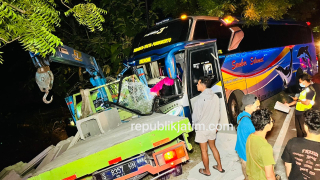 Bus Sumber Selamat Tabrak Truk di Ngawi, 3 Orang Luka