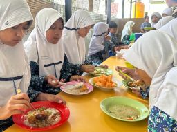 Yayasan Al Muslim Kelola Makan Siang Secara Mandiri, Hasilnya Lebih Sehat, Bergizi dan Mampu Bentuk Karakter Siswa