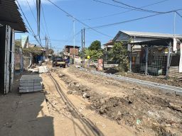 Pemkab Sidoarjo Kebut Betonisasi Jalan Kureksari - Kepuhkiriman Waru, Warga Senang Agar Tidak Mudah Rusak Lagi