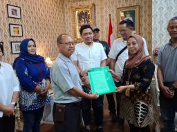 Tolak Akses Pembukaan Jalan dan Pembongkaran Tembok Batas, Warga Mutiara Regency Wadul Wabup Sidoarjo