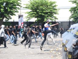 Agar Polisi Siap Setiap Saat Ketika Dibutuhkan, Polda Jatim Simulasi Sispamkota di GOR Sidoarjo