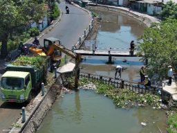 Jaga Kebersihan, Pemkab Sidoarjo Rutin Bersihkan Sampah Penyumbat Saringan Sungai di Gedangan