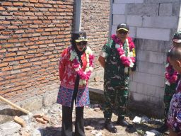 Wabup Sidoarjo Dampingi Brigjen TNI Farouk Pakar Tinjau RTLH dan Tanam Bersama Program TMMD di Kedondong Tulangan