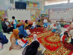 Rayakan Bulan Bahasa, KB TK Al Muslim Ajak Ayah Bunda Bacakan Buku untuk Sang Buah Hati