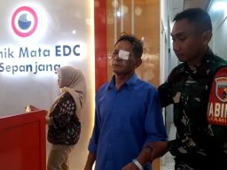 Wujud Kepedulian TMMD ke 126 Bagi Warga Sidoarjo, Babinsa Koramil Taman Dilibatkan Saat Operasi Katarak dan Pterigium