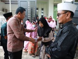 Bentuk Kepedulian Bupati Sidoarjo, Serahkan Santunan Rp 10 Juta untuk 6 Korban Tragedi Ponpes Al Khoziny Buduran