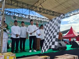 Peringati HSN 2025, Bupati Sidoarjo Subandi Lepas Ribuan Peserta Mlaku Bareng Santri Sekaligus Festival UMKM