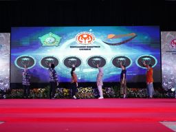 Dorong Produk Lokal Naik Kelas dan Berdaya Saing Global, Bupati Sidoarjo Kukuhkan Pengurus Dekranasda