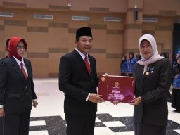 Bupati Sidoarjo Serahkan Tanda Kehormatan Satyalancana Karya Satya dari Presiden RI untuk 768 PNS