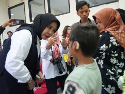 Wabup Sidoarjo Serahkan Alat Bantu Dengar untuk 27 Tuna Rungu di Kota Delta