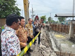 Progres Pekerjaan Lamban, Bupati Sidoarjo Sidak Proyek Rumah Pompa dan Bendungan Kedungpeluk Rp 7,1 Miliar