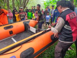 Kelelahan Pelajar SMP 14 Tahun Hanyut di Sungai Mas Sidomulyo Krian, Tim Gabungan Dikerahkan Cari Korban